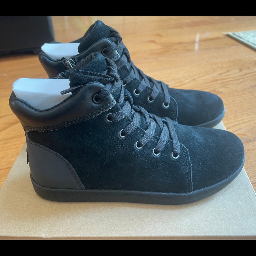 NIB Ugg Schyler Kids High Top Suede Black Sz 2